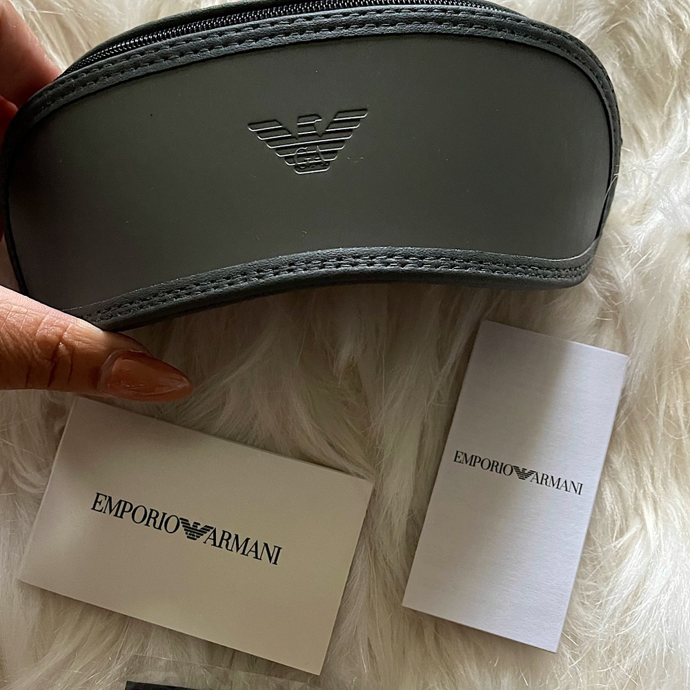 Sunglass case. Never used. Color: Dark grey